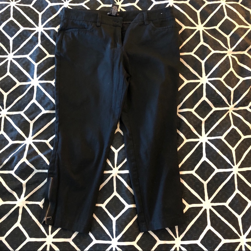 Black skinny cropped pants with zipper detail